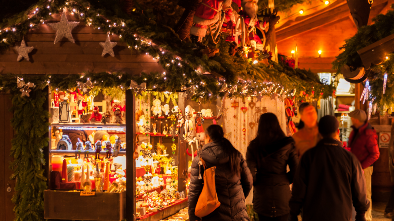 Holiday market shoppers